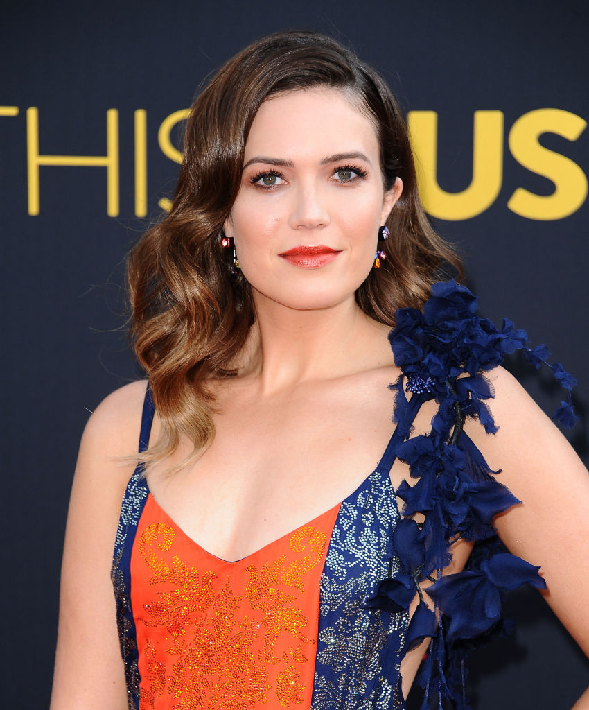 Mandy Moore nous a convaincu que vous pouvez porter la couleur citrouille-orange et bleu ensemble