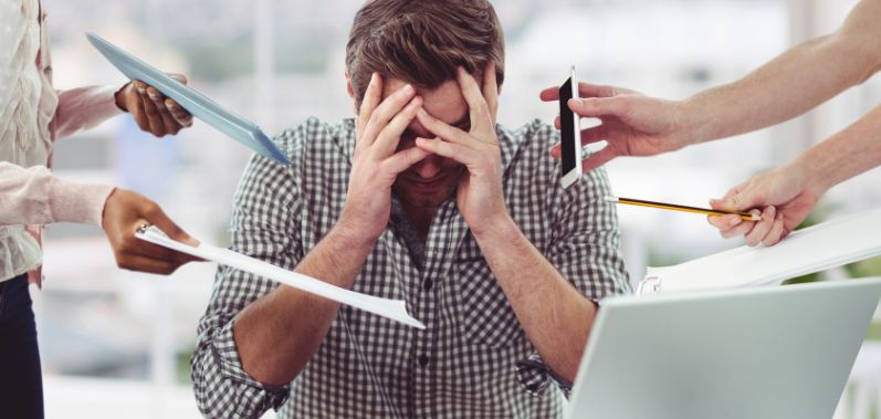 Jeune homme tendu au travail